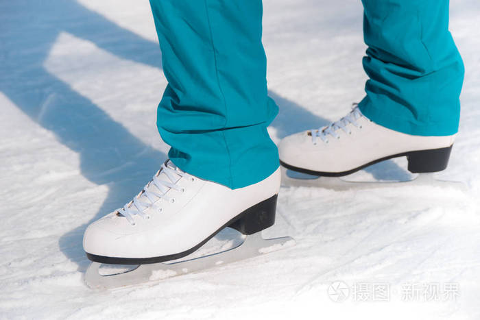 冰上的女性花样滑冰冰鞋