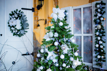 白花的圣诞杉树