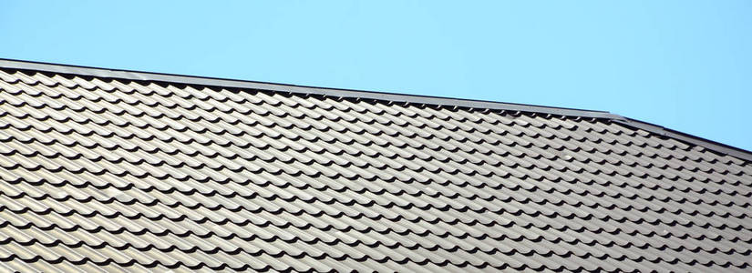 从深红色的金属瓷砖上的屋顶碎片。优质屋面