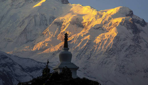 日出附近布尔纳与寺庙在前景