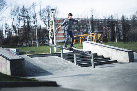 溜冰者做 boardslide 把戏