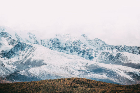 美丽的景色的山脉与积雪的山峰。山谷和悬崖景观