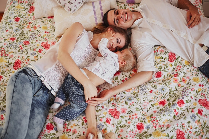 美丽的三口人爸爸妈妈和女儿的家庭