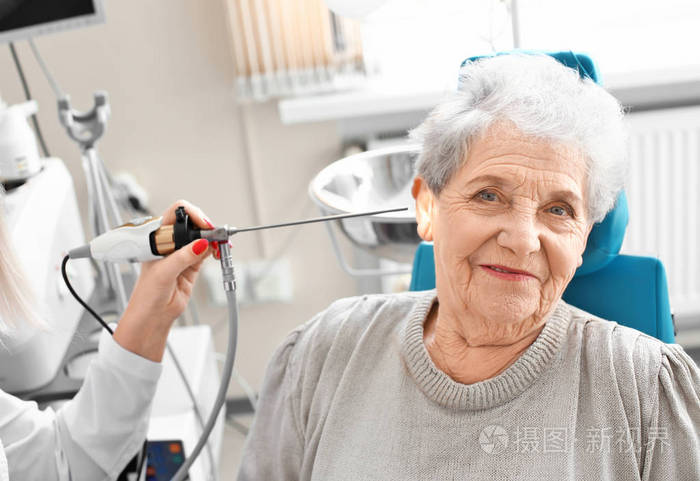Otolaryngologist 在医院检查老年妇女耳鼻喉镜 听力问题照片 正版商用图片0nlx6v 摄图新视界