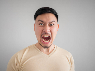 爆的愤怒和疯狂的脸的亚洲男子胡子和胡子照片