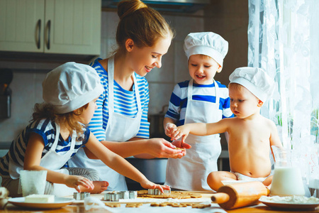 幸福的家庭，在厨房里。母亲和孩子准备面团，广管局
