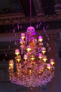 时尚的古董吊灯亮着紫罗兰色的光