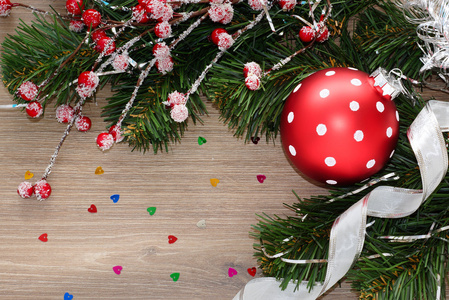 圣诞节背景与冷杉的枝条和大红色的球