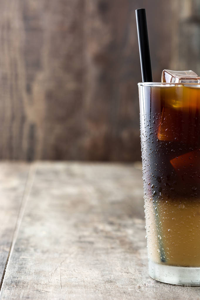 在木桌上的玻璃杯冰咖啡copyspace