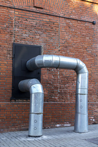 两个大管道进入房子照片