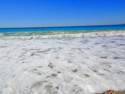 海。海景。海岸边, 海滩。海岛。美丽的山脉。蓝色的夏日天空。土耳其。晴朗的夏天。旅行。旅游经营者