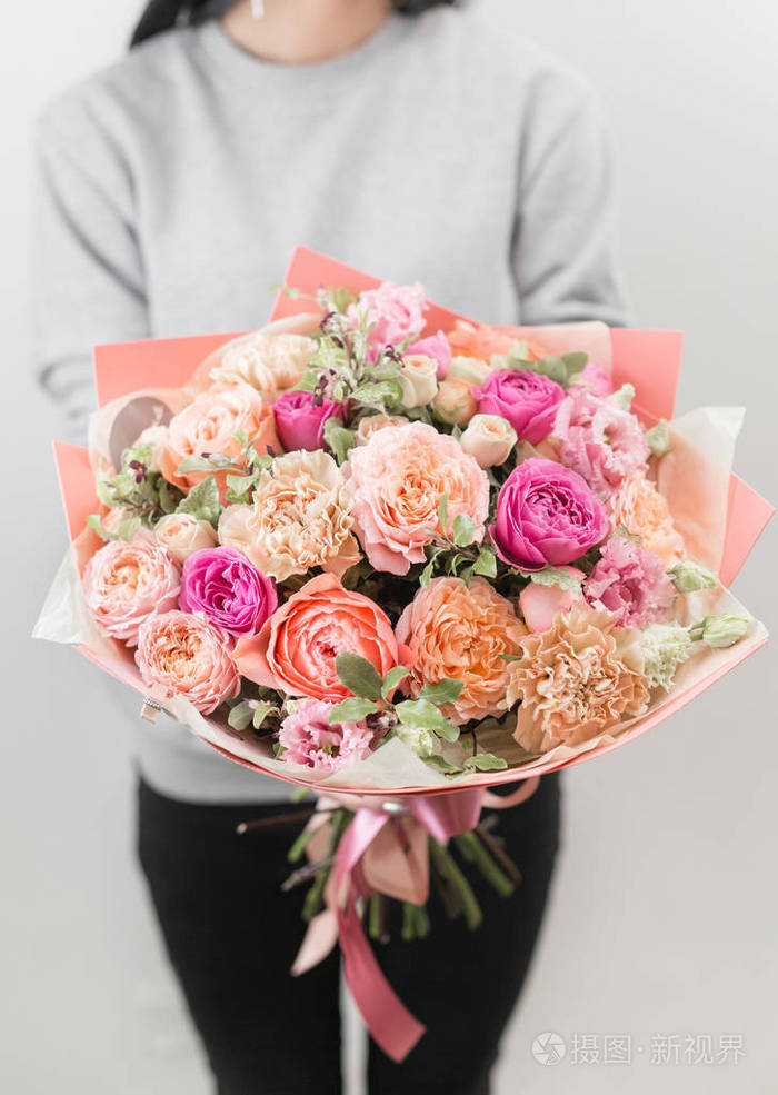 美丽的豪华花束的混合花在女人的手 花店里花匠的工作 垂直照片照片 正版商用图片0nlzv0 摄图新视界 美丽的豪华花束的混合花在女人的手 花店里花匠的工作 垂直照片照片 正版商用图片0nlzv0 摄图新视界