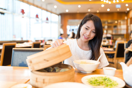 女人在中国餐馆用餐