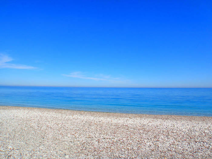 海景.海岸边, 海滩.海岛.美丽的山脉.蓝色的夏日天空.土耳其.