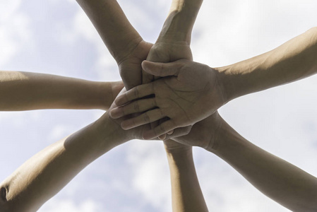 一群人携手合作, 共同打造团队精神-团队合作理念照片