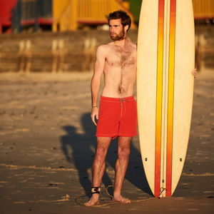 彩色图像的男性冲浪海滩与冲浪板上