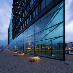 现代玻璃大楼外部