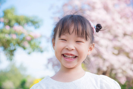 在公园里微笑的女孩