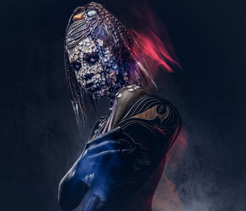 在非洲土著部落, 身穿传统服装的非洲萨满女性特写肖像.化妆的概念.