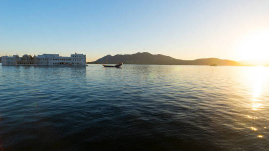 著名的白色宫在日落时皮丘拉湖上漂浮。乌代浦，旅游目的地和旅游景点在拉贾斯坦邦，印度