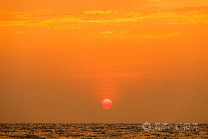 在海上日落