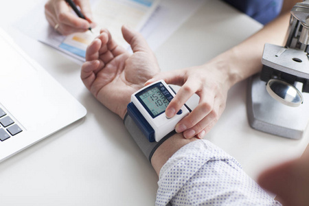 检查女人血压图片