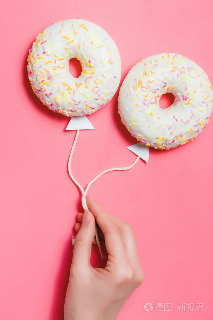 在粉红色的甜甜圈, 创意食品简约, 在天空气球形状的甜甜圈, 顶部视图