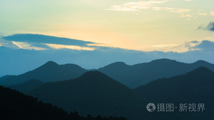 天空和山脉。耿 Krachan 国家公园泰国