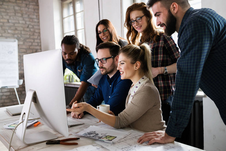 公司员工在办公室里工作照片