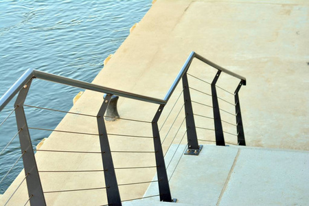 楼梯在混凝土长廊照片