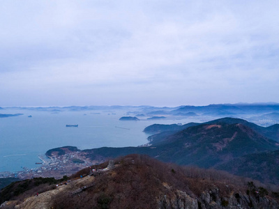 高山海洋和岛屿鸟瞰图