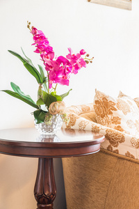 沙发在客厅里与插在花瓶里的花