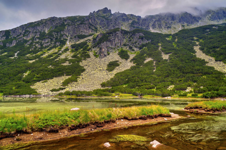 美丽的风景与湖在山里