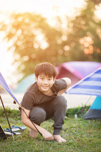 夏日森林露营帐篷快乐亚洲男孩