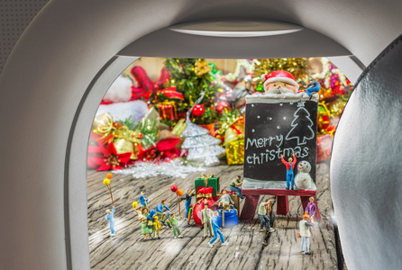 平面窗和圣诞饰品木背景上的形象