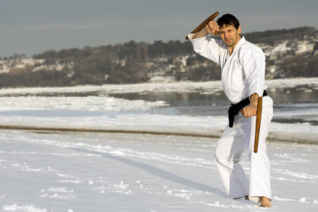 练习武术与 tonfa 在雪中