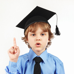 在白色背景上的学术帽子小教授照片