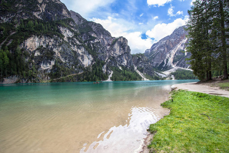 Braies 湖在白云岩, 意大利