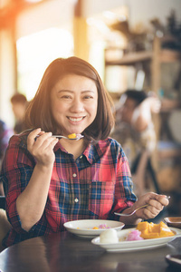 亚洲妇女喜欢吃芒果和糯米