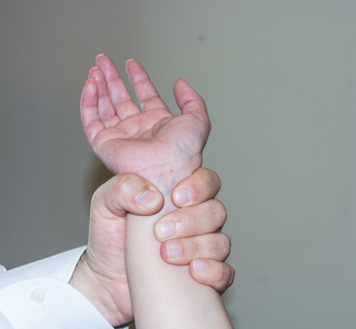 外展肌,势男人手上的女性照片