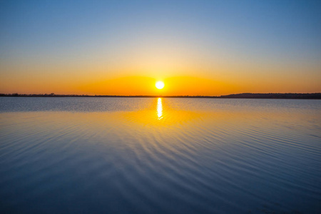 在一个平静的湖面很漂亮的日落照片