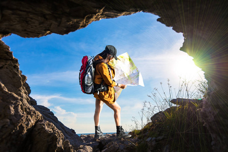 旅行妇女在 Keo 杨嗣昌附近的一个洞穴, 旅行的人