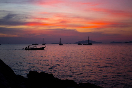 剪影长尾小船与沿海渔村, 美丽