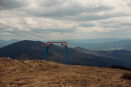 在山的滑雪缆车图片