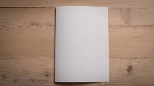 木桌上的空白纸记事本