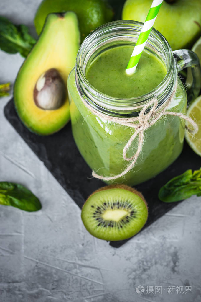 健康的绿色果汁在梅森罐子里