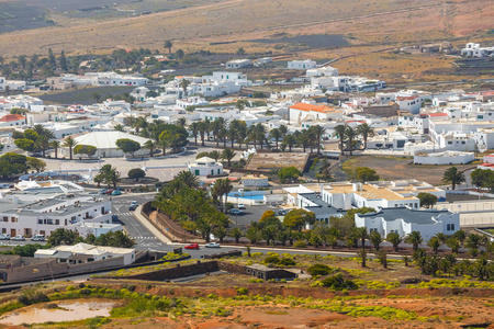 在 Teguise 市从城堡山中的小岛的前首都西班牙兰萨罗特岛岛上的顶视图