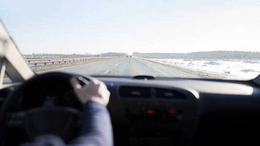 男人在开汽车。内部视图。方向盘上的手