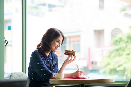 女商人吃蛋糕