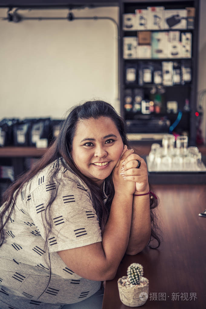 亚洲胖女人在咖啡厅